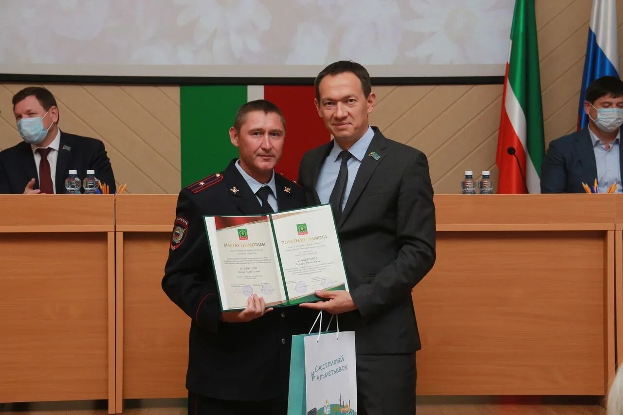 Альметьевскому полицейскому вручили Почетную грамоту за спасение детей
