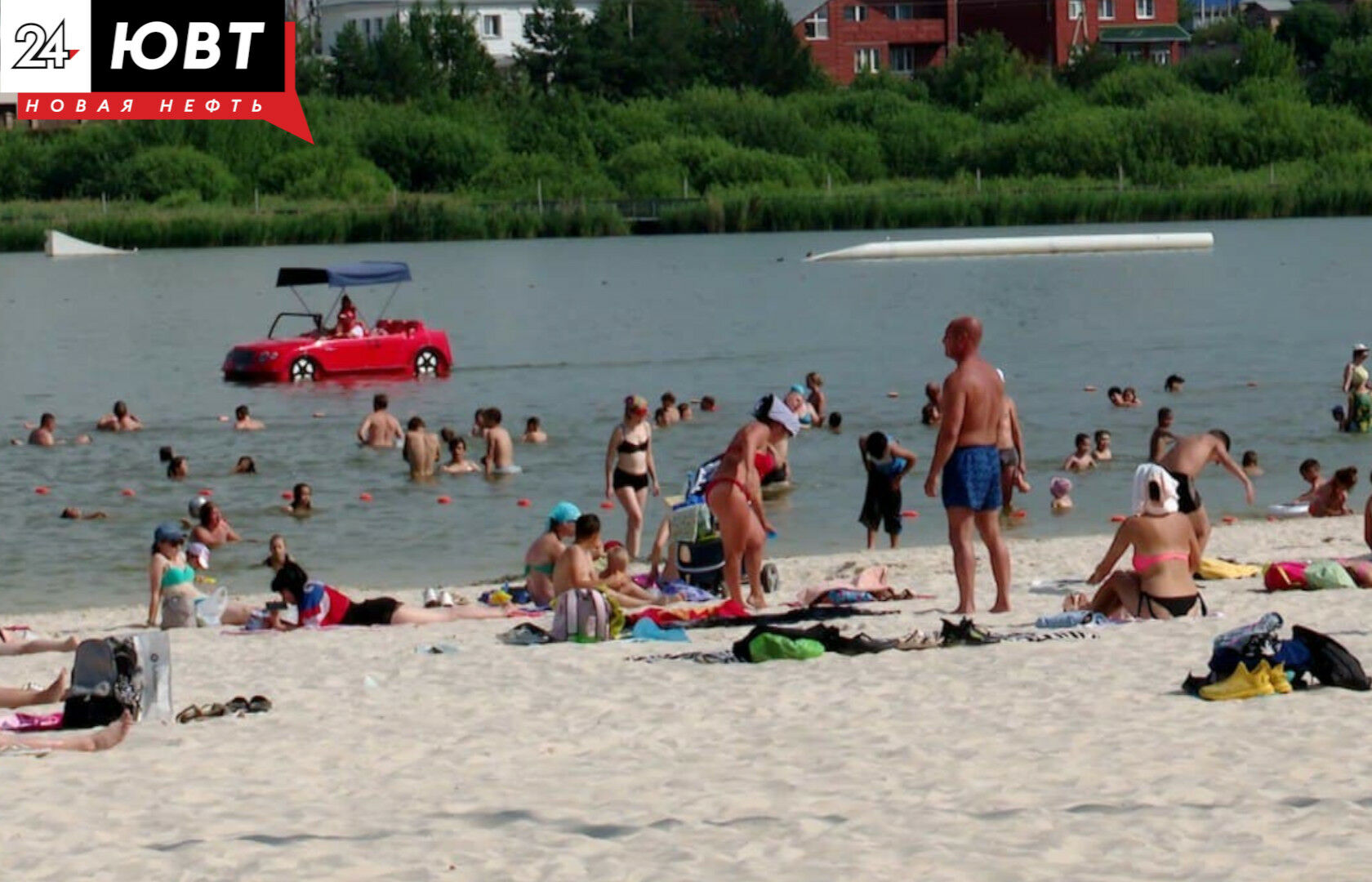 Альметьевцы спасаются от жары на городском пляже
