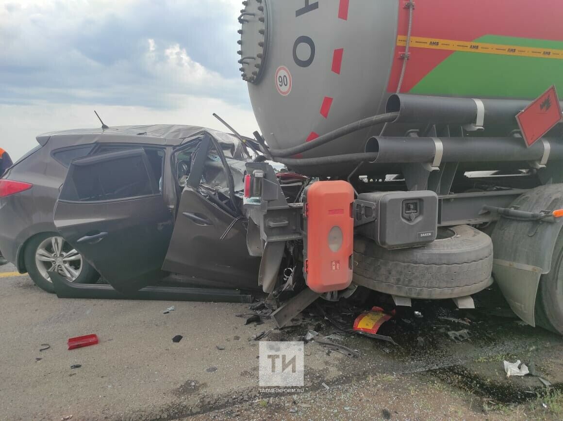 В Татарстане водитель уснул за рулем, врезался в стоящий газовоз и погиб