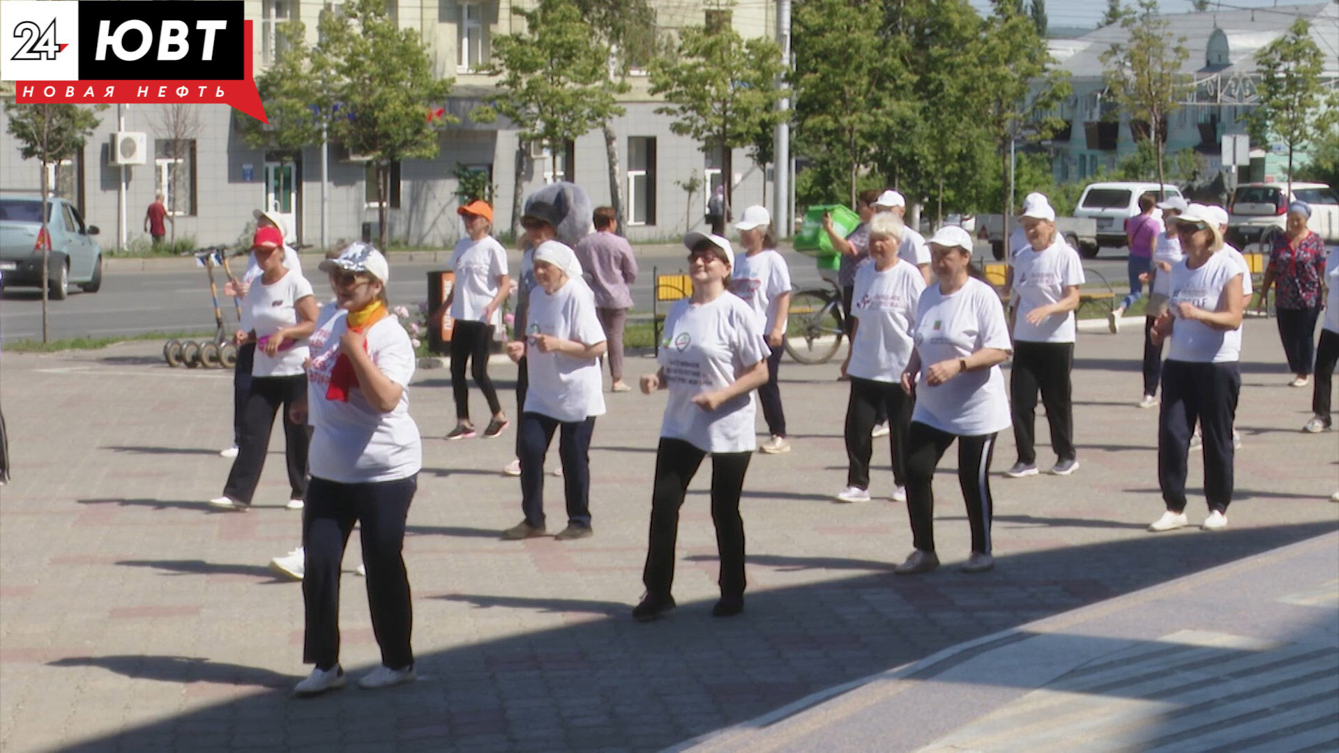 В Альметьевске День социального работника отметили танцевальным флешмобом