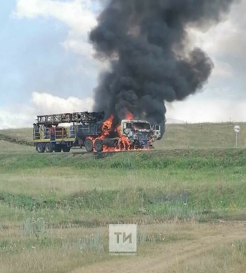 На юго-востоке Татарстана почти полностью сгорел грузовик