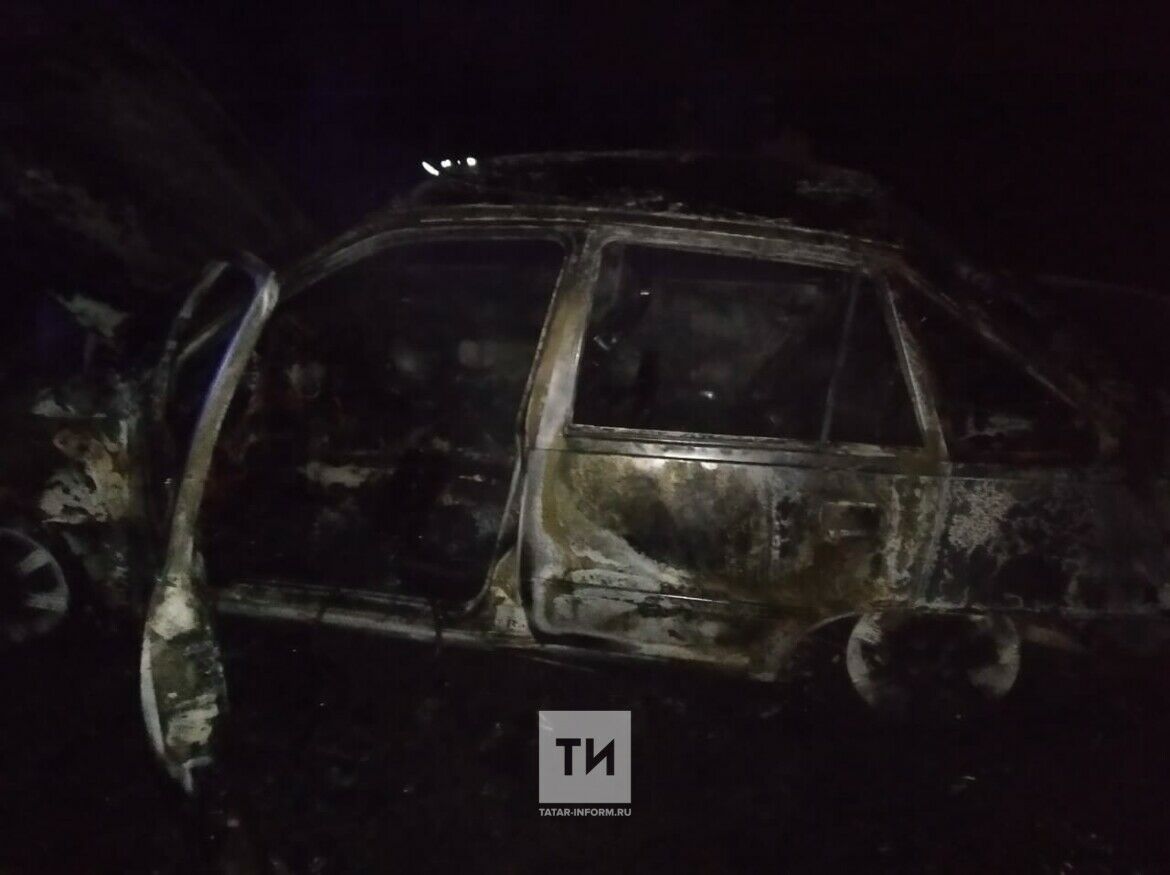 На трассе в Татарстане автомобиль влетел в яму и загорелся