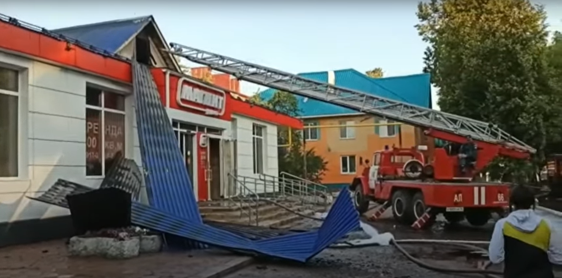 В Лениногорске всю ночь тушили загоревшийся продуктовый магазин