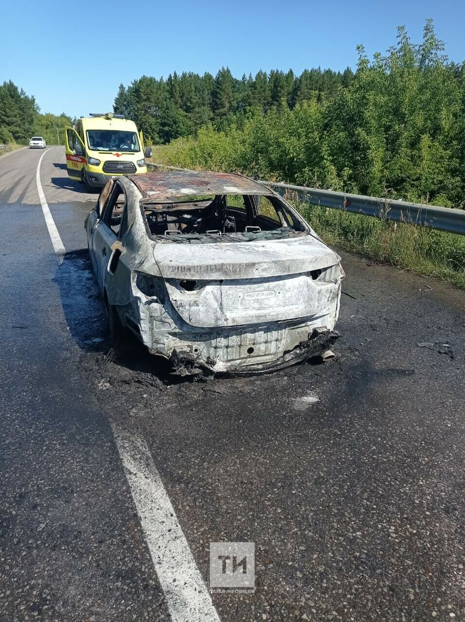 В Татарстане полностью сгорела легковушка после столкновения с трактором