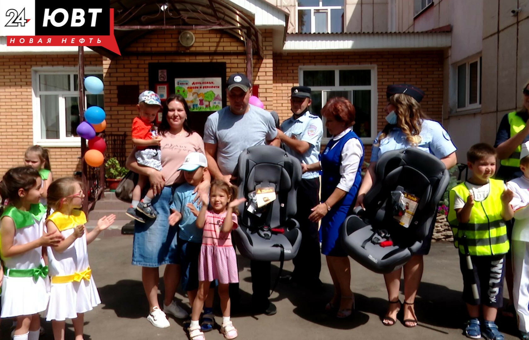 Многодетным семьям Альметьевска подарили автокресла и автолюльки