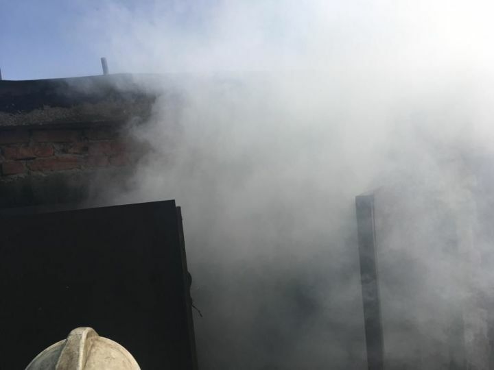 В Бугульме загорелся гараж на улице Чайковского