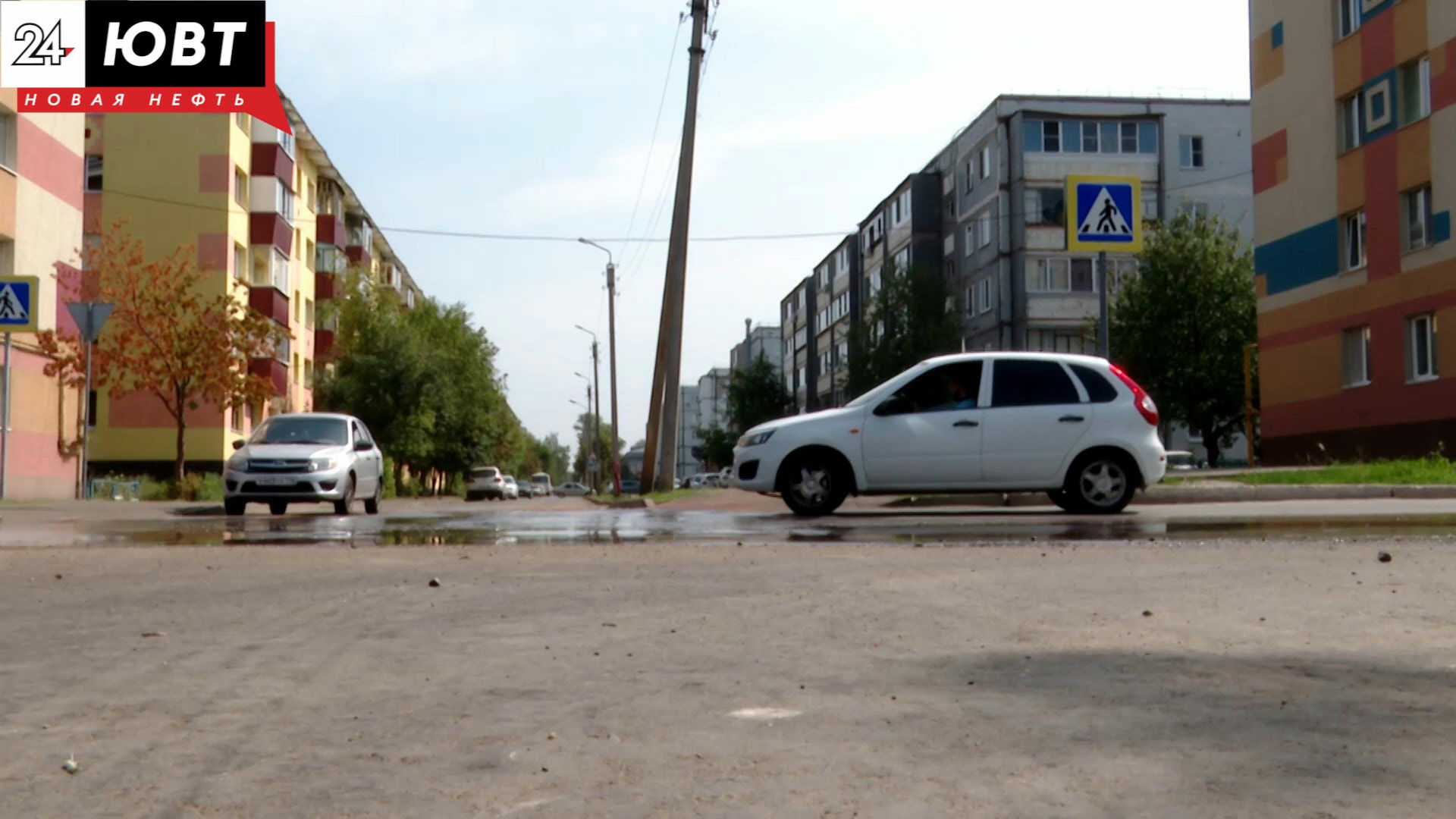 Улицу Радищева в Альметьевске затопило водой из канализационного колодца