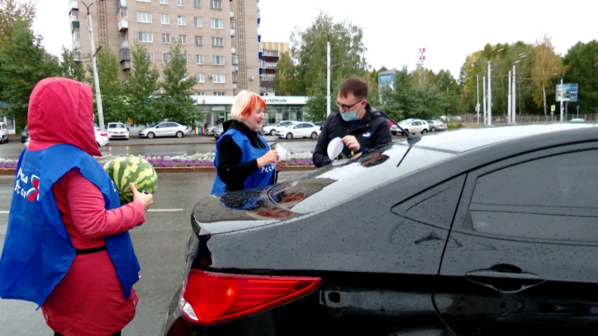 В Альметьевске трезвым водителям раздавали арбузы