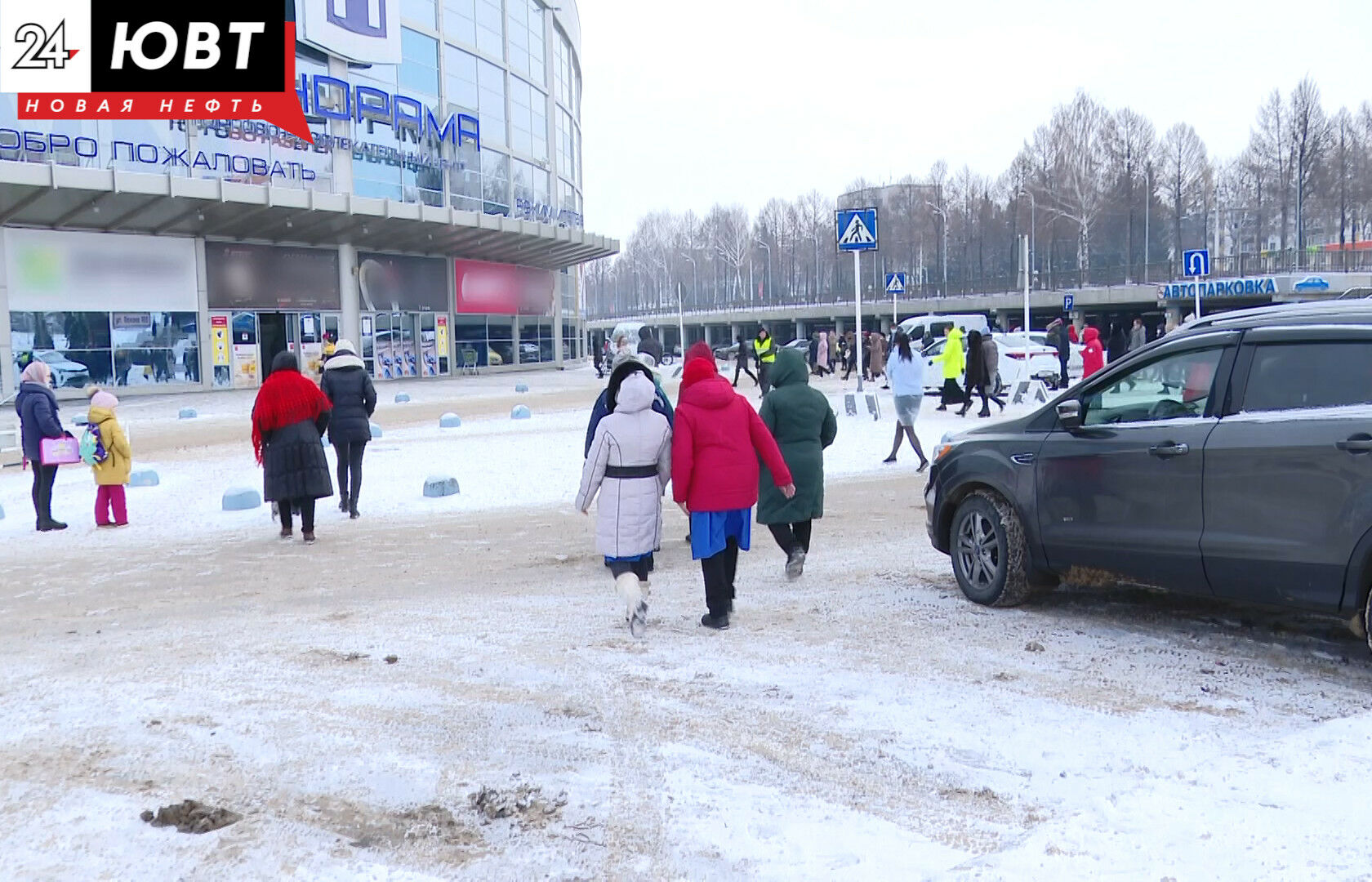 В Альметьевске из-за звонка о взрывчатке в ТЦ «Панорама» эвакуировали 100 человек