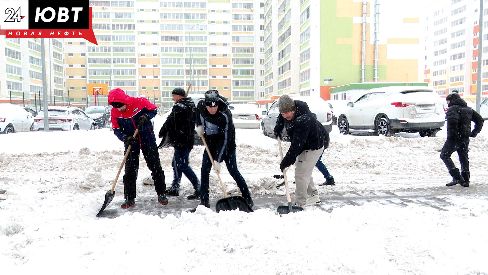 Внеплановый субботник: альметьевцы вышли на уборку снега всем двором