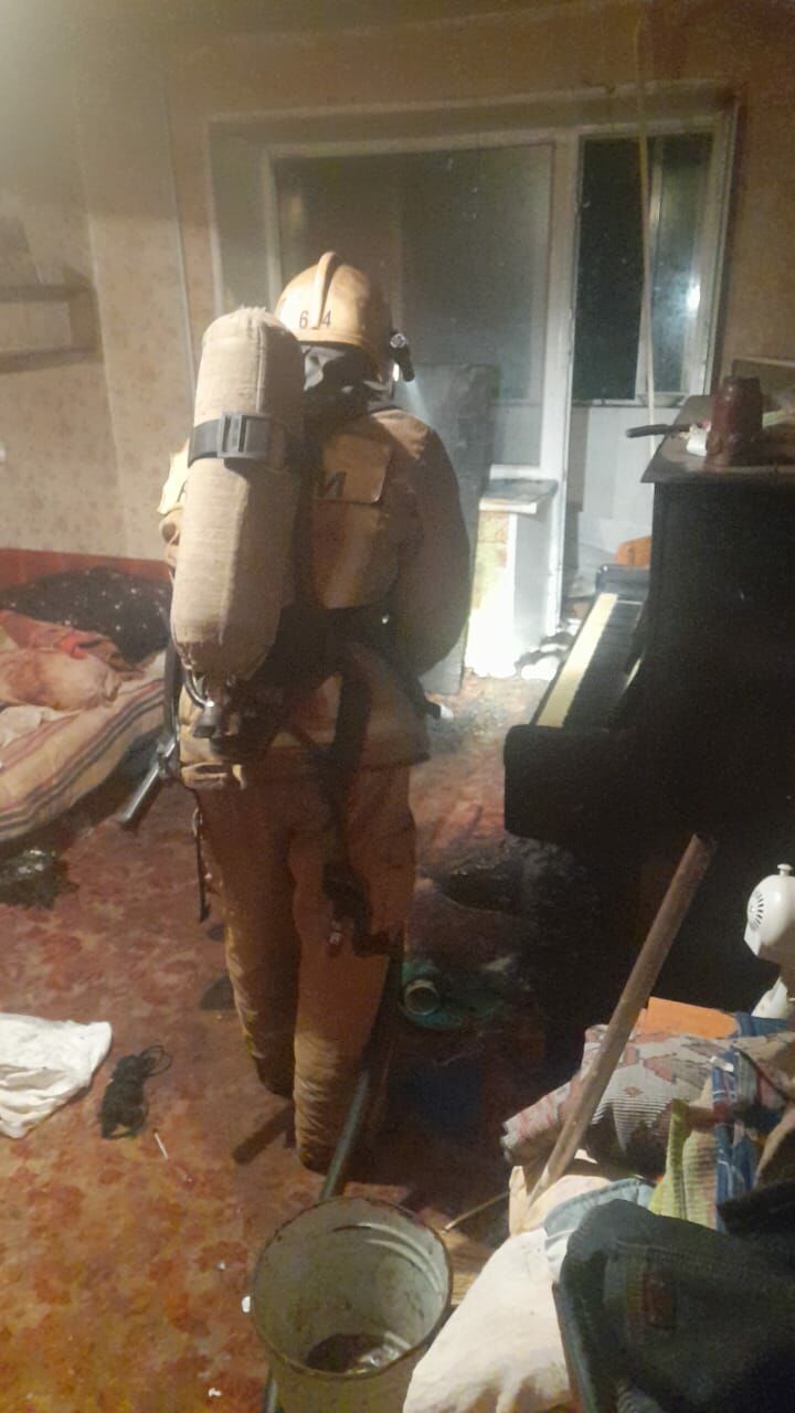 Пожарные спасли трех человек из горящей квартиры в Бугульме