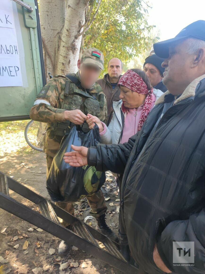 Военнослужащие батальона «Тимер» раздают гуманитарную помощь жителям Украины