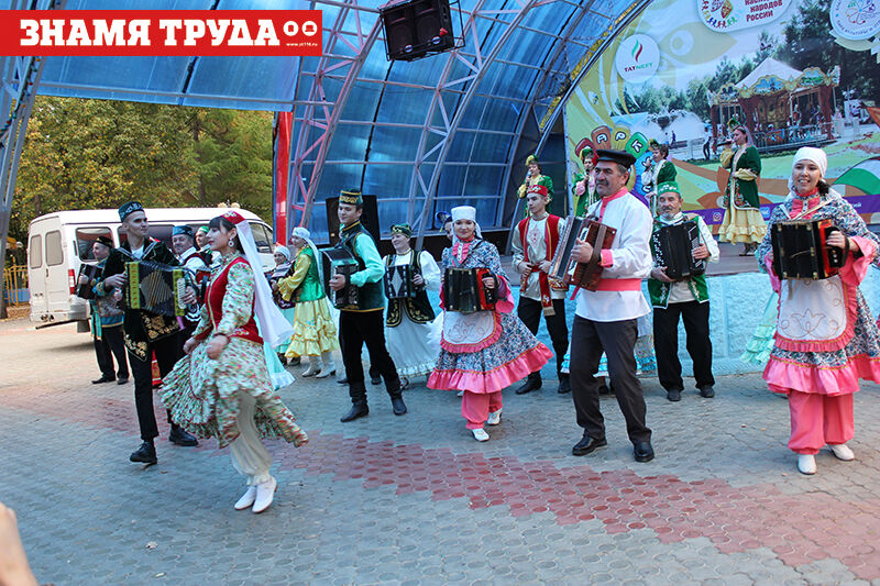 Декада пожилых: в Альметьевске отметили праздник старшего поколения песнями и танцами