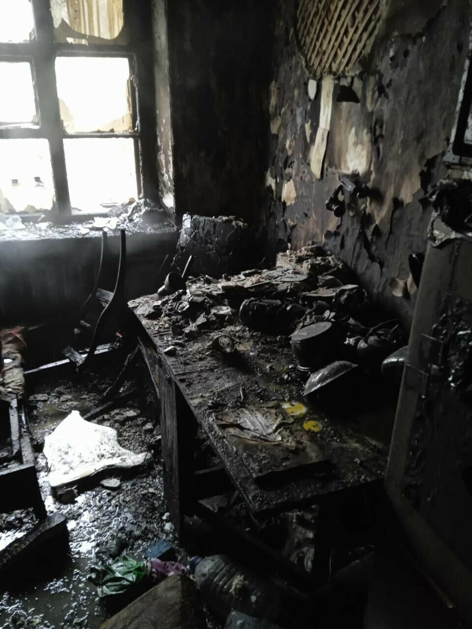 В Казани пожарные спасли мужчину из горящей квартиры