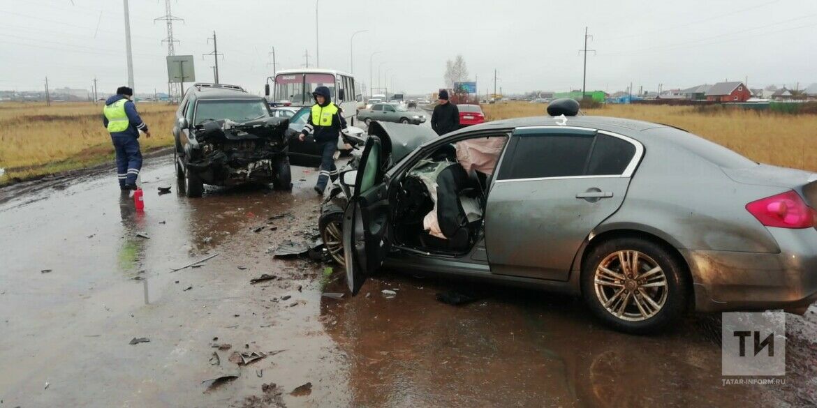 В Татарстане столкнулись две легковушки, два человека погибли