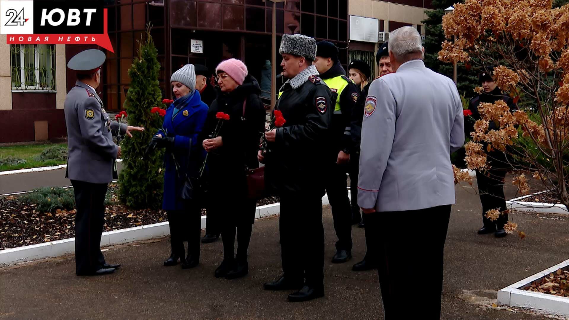 В Альметьевске почтили память полицейских, погибших при исполнении служебных обязанностей