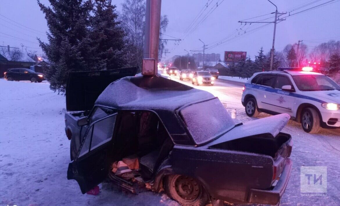 В Альметьевске водитель «Жигулей» на полном ходу влетел в столб, погиб пассажир