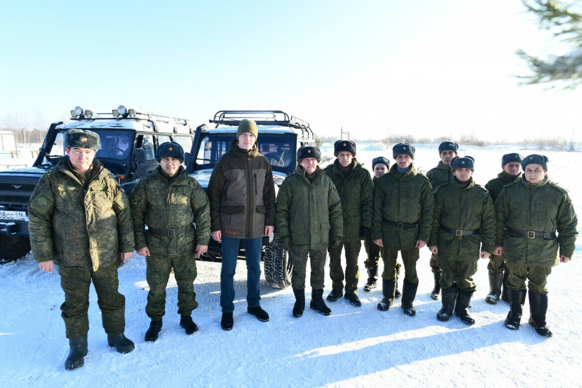 Метшин передал два УАЗа «Хантер» мобилизованным татарстанцам