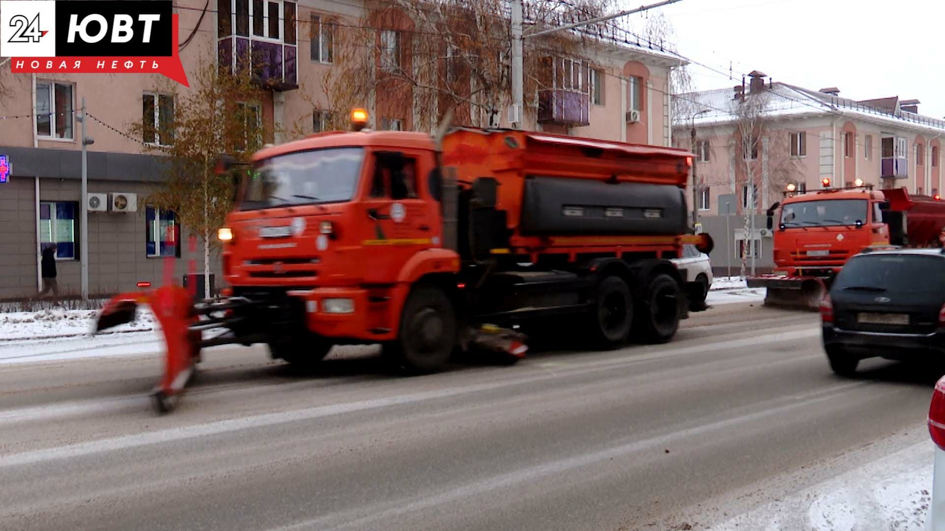 На устранение последствий непогоды в Альметьевске вышли 26 единиц техники