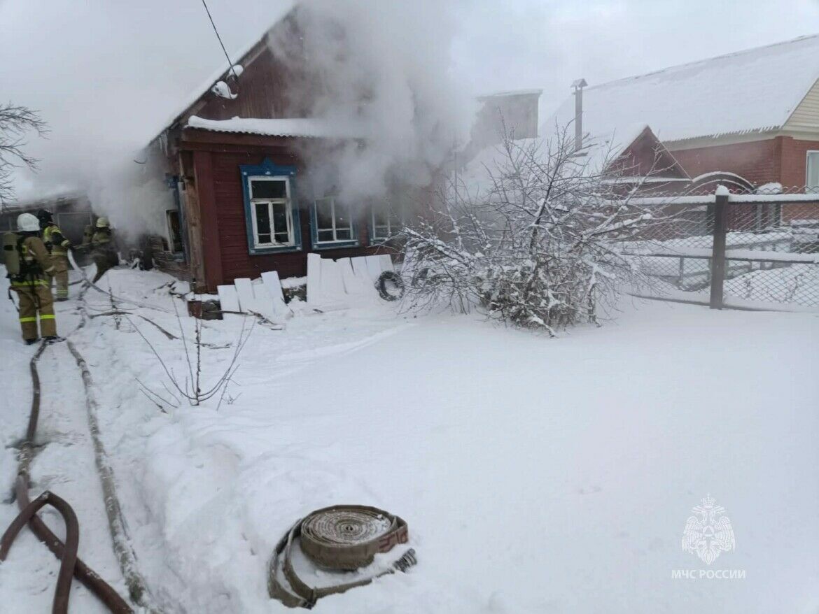 Два человека погибли в результате пожара в частном доме в Бугульме