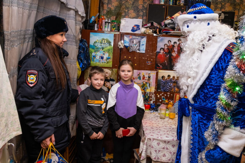 «Полицейский Дед Мороз» пришел в гости к многодетной семье в Татарстане