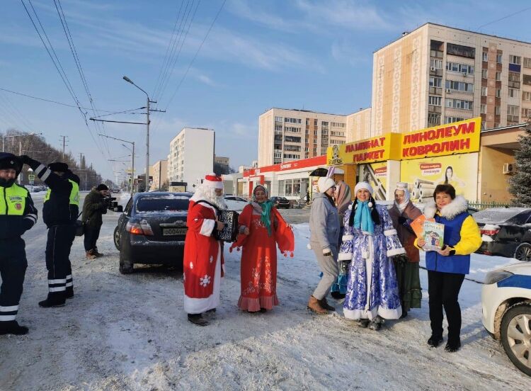 В Альметьевске Дед Мороз с гармошкой поздравил водителей с предстоящими праздниками