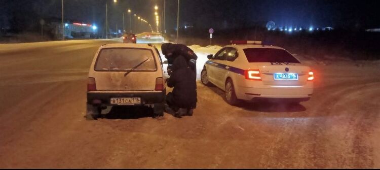 Полицейские Альметьевска оказали помощь замерзающему на трассе водителю