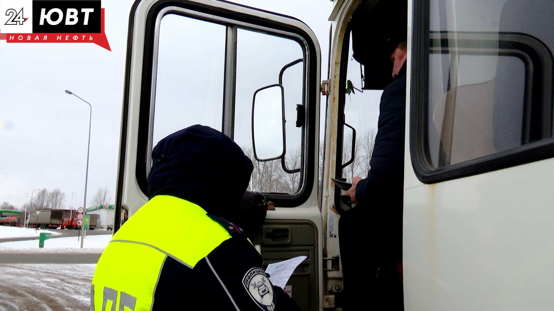 Сотрудники Госавтоинспекции проверили правила перевозки пассажиров в Альметьевске