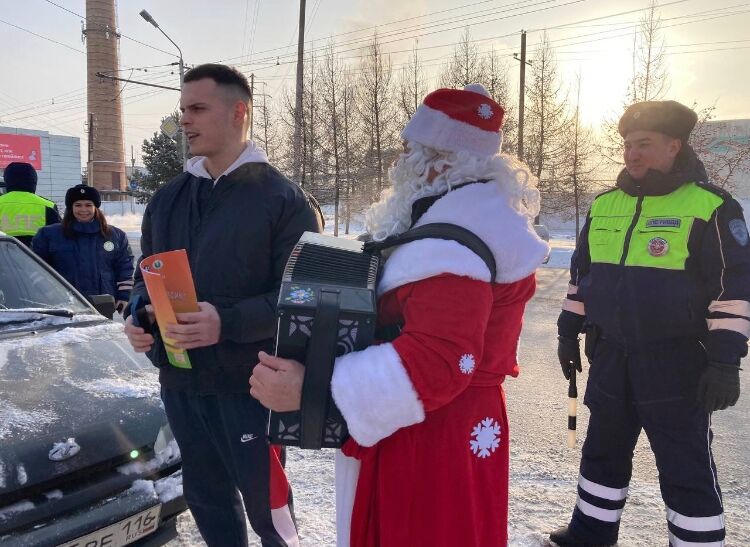В Альметьевске Дед Мороз с гармошкой поздравил водителей с предстоящими праздниками