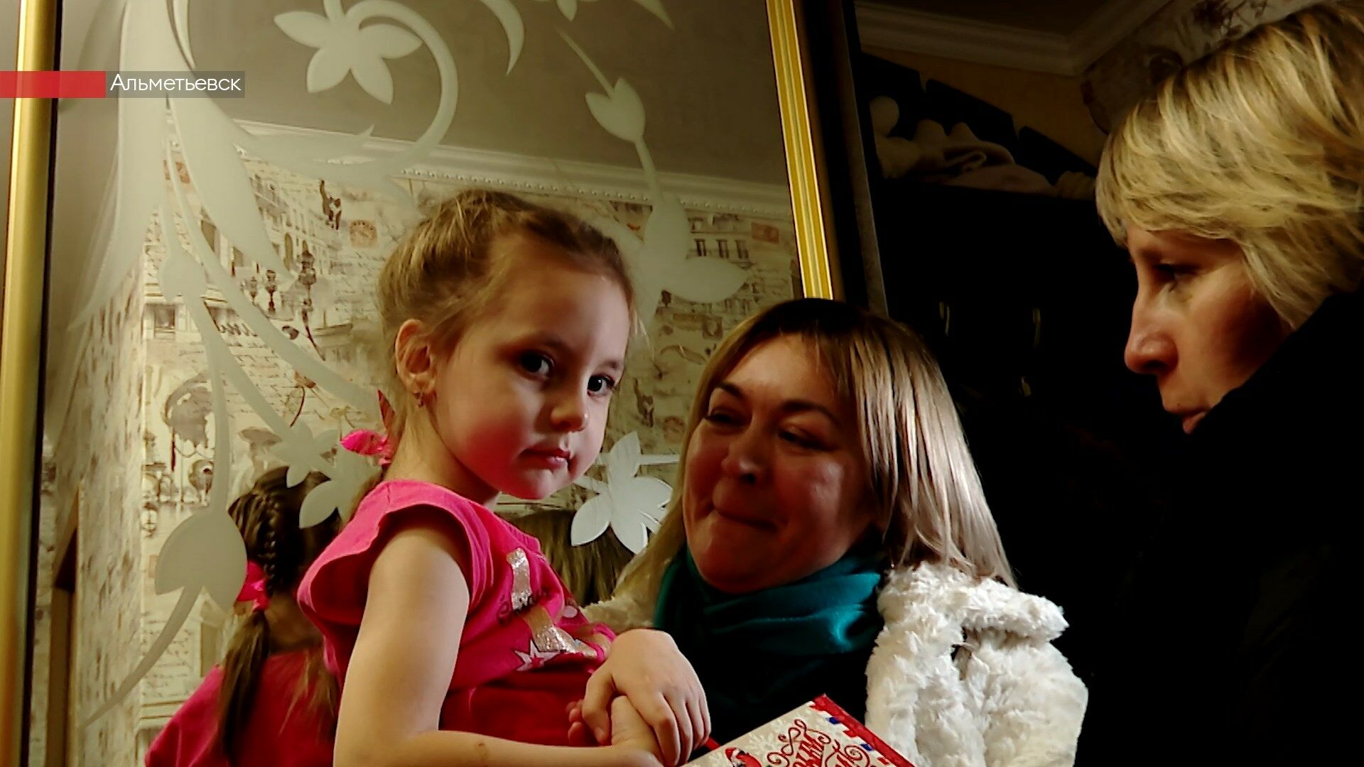 Маленькую жительницу Альметьевска со сложным диагнозом поздравили с Новым годом