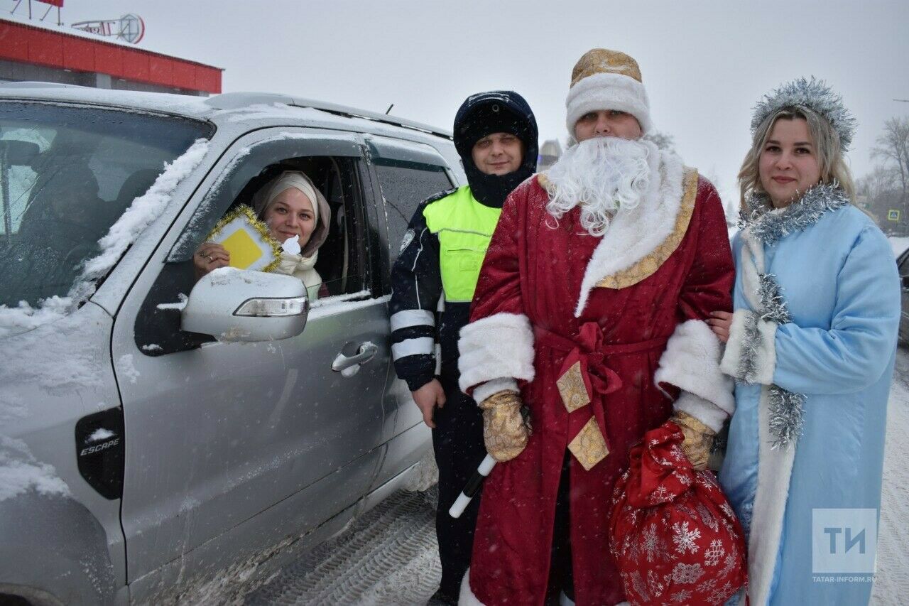 Дед Мороз и автоинспекторы поздравили водителей с предстоящими праздниками