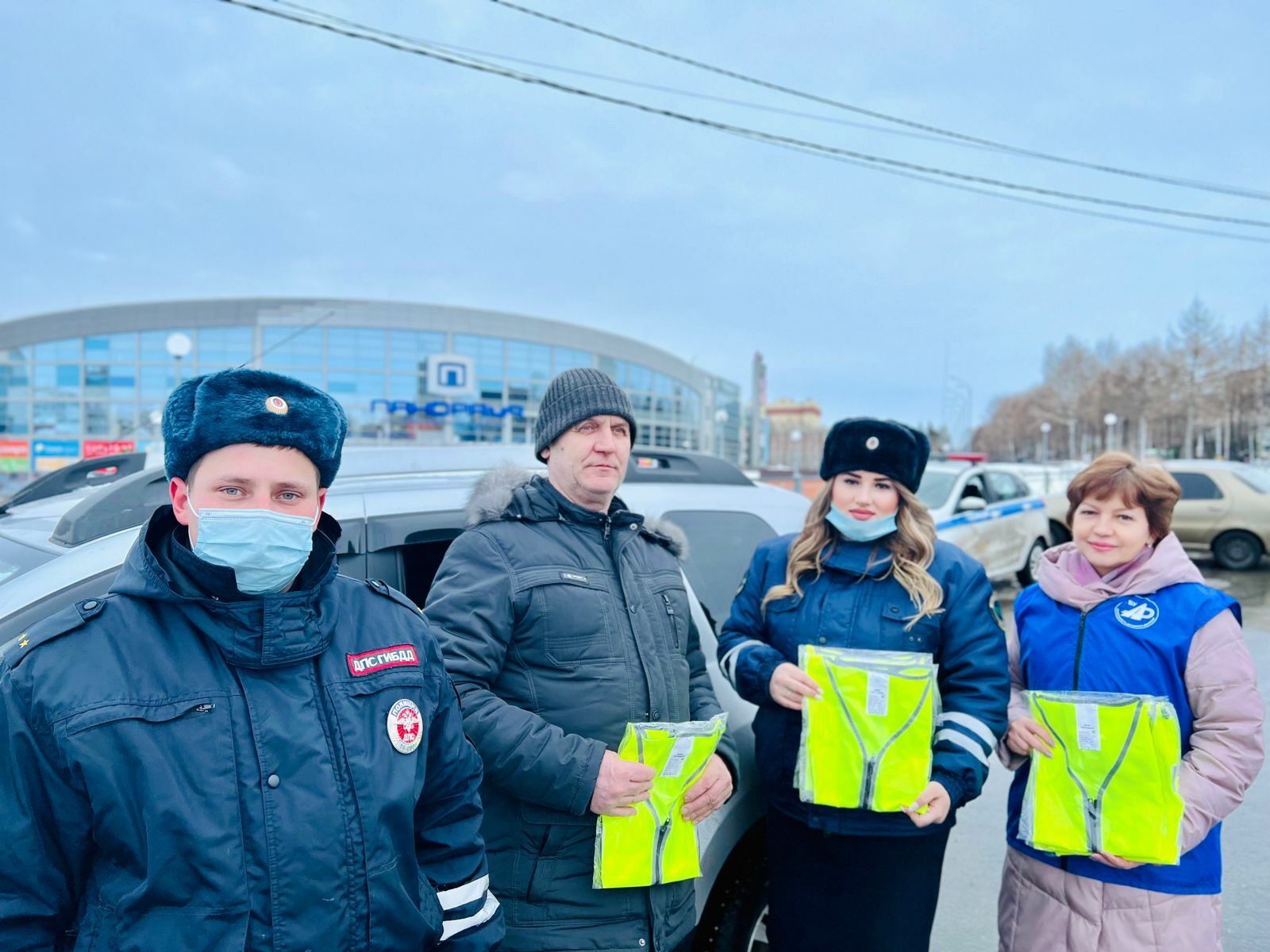 В Альметьевске сотрудники ГИБДД поздравили мужчин-водителей с Днем  защитника Отечества