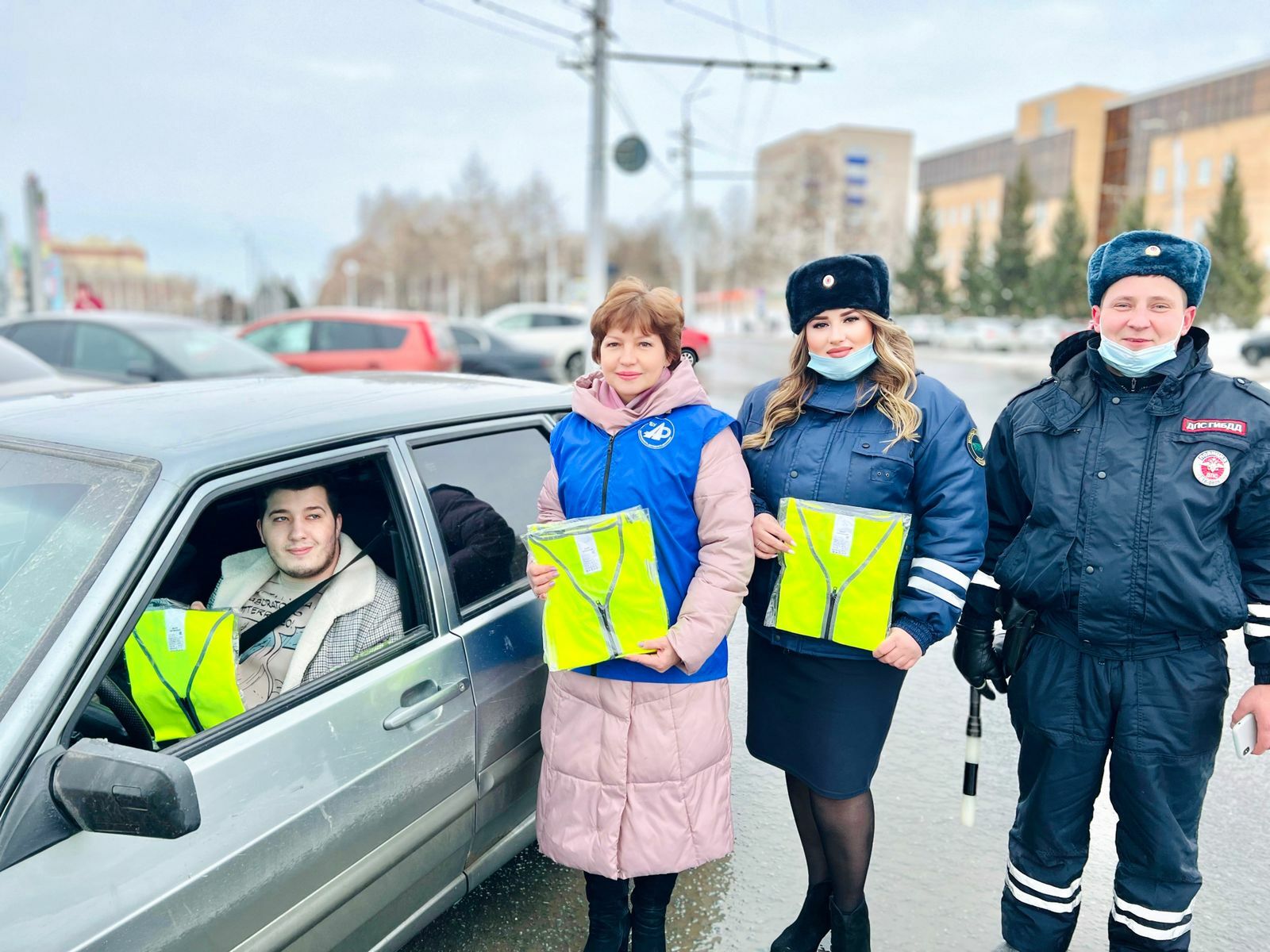 В Альметьевске сотрудники ГИБДД поздравили мужчин-водителей с Днем защитника Отечества