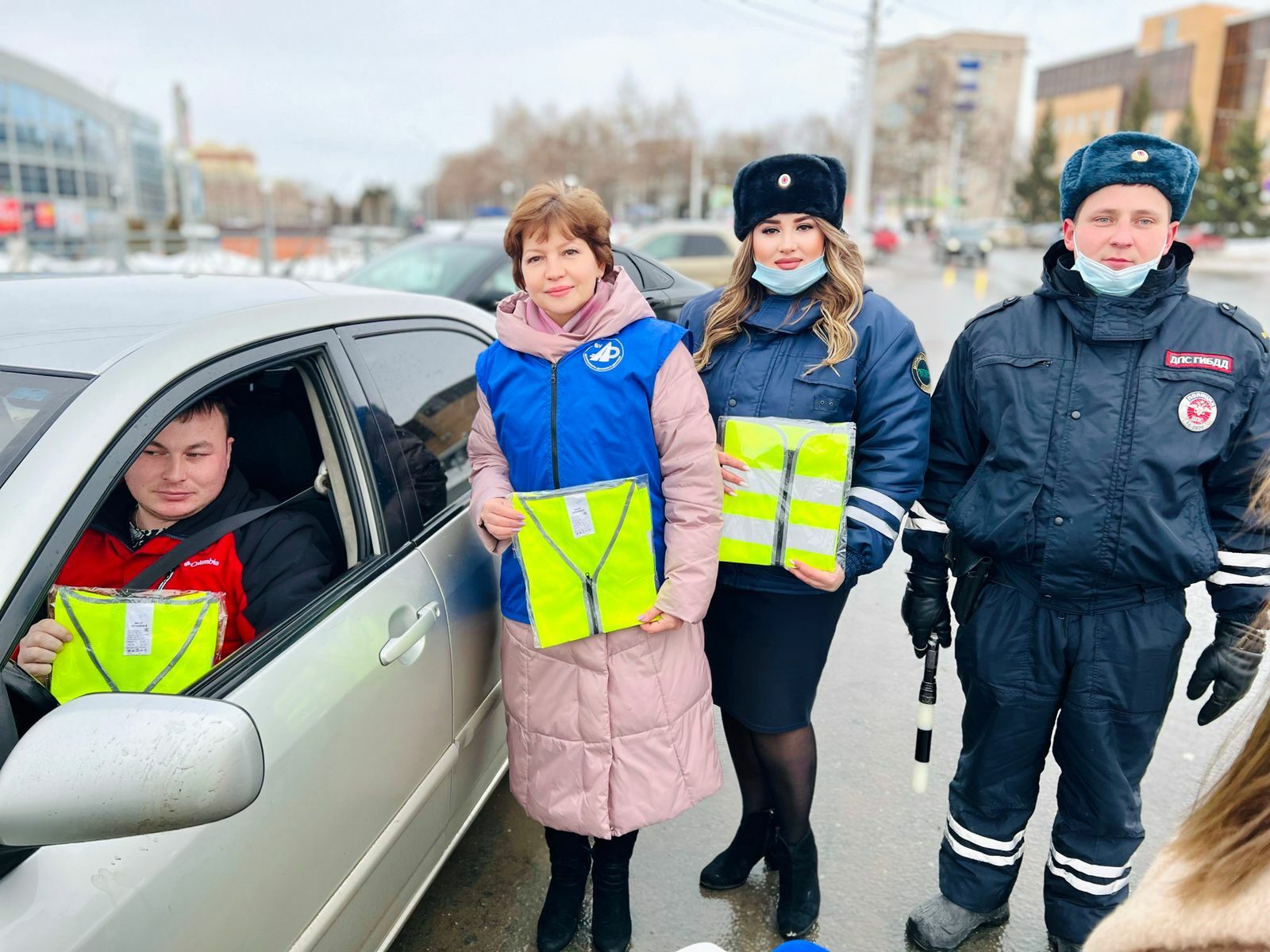 В Альметьевске сотрудники ГИБДД поздравили мужчин-водителей с Днем защитника Отечества