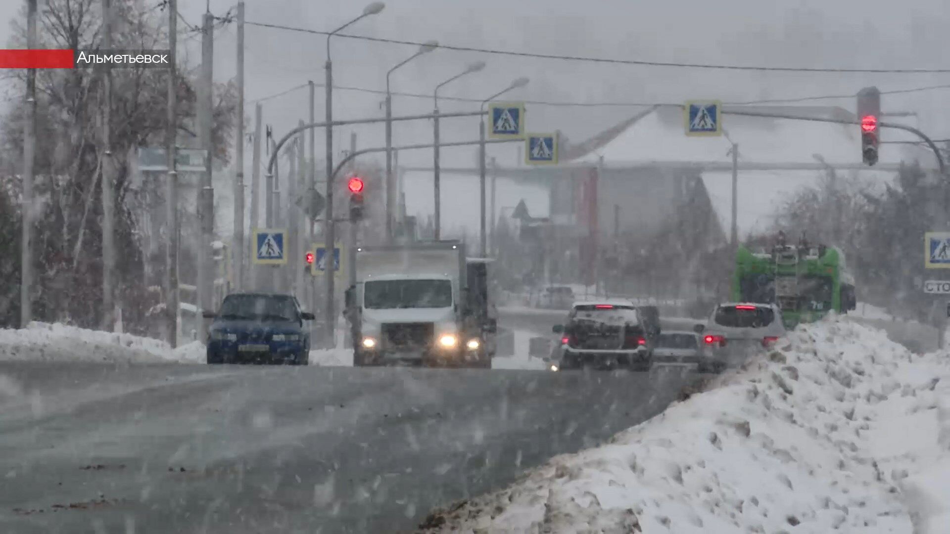 Татарстан накрыл сильный снегопад: водителям и пешеходам напоминают о безопасности на дорогах