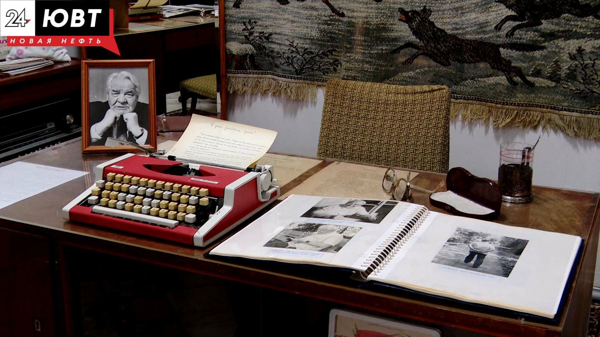Уголок писателя: Альметьевский краеведческий музей получил печатную машину Изаила Зарипова