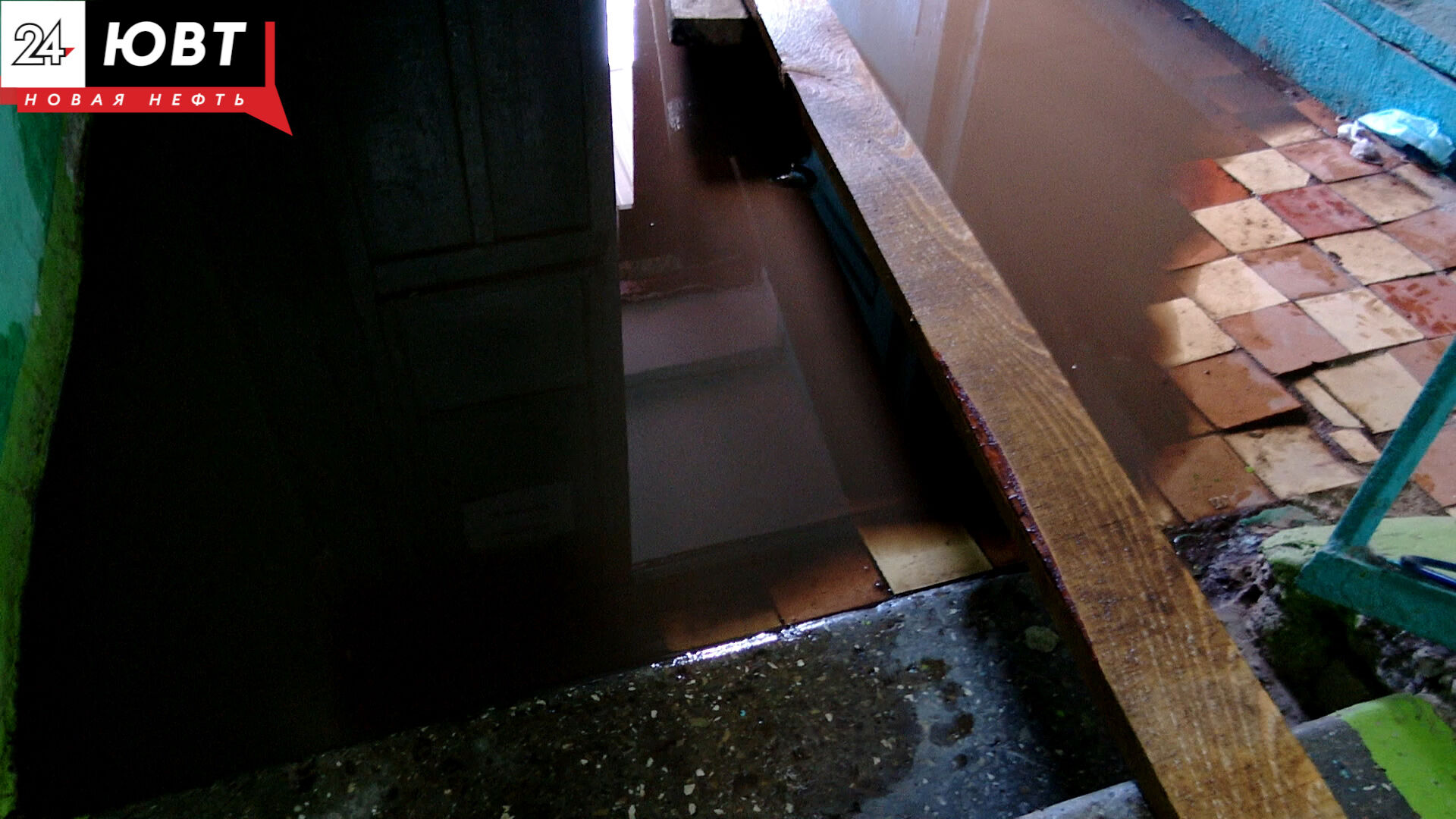 В одном из альметьевских домов талая вода стекает прямо в подъезд