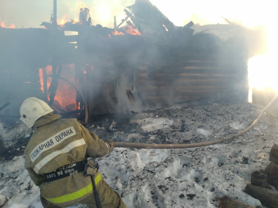 В Татарстане на пожаре погибла женщина в бревенчатом доме
