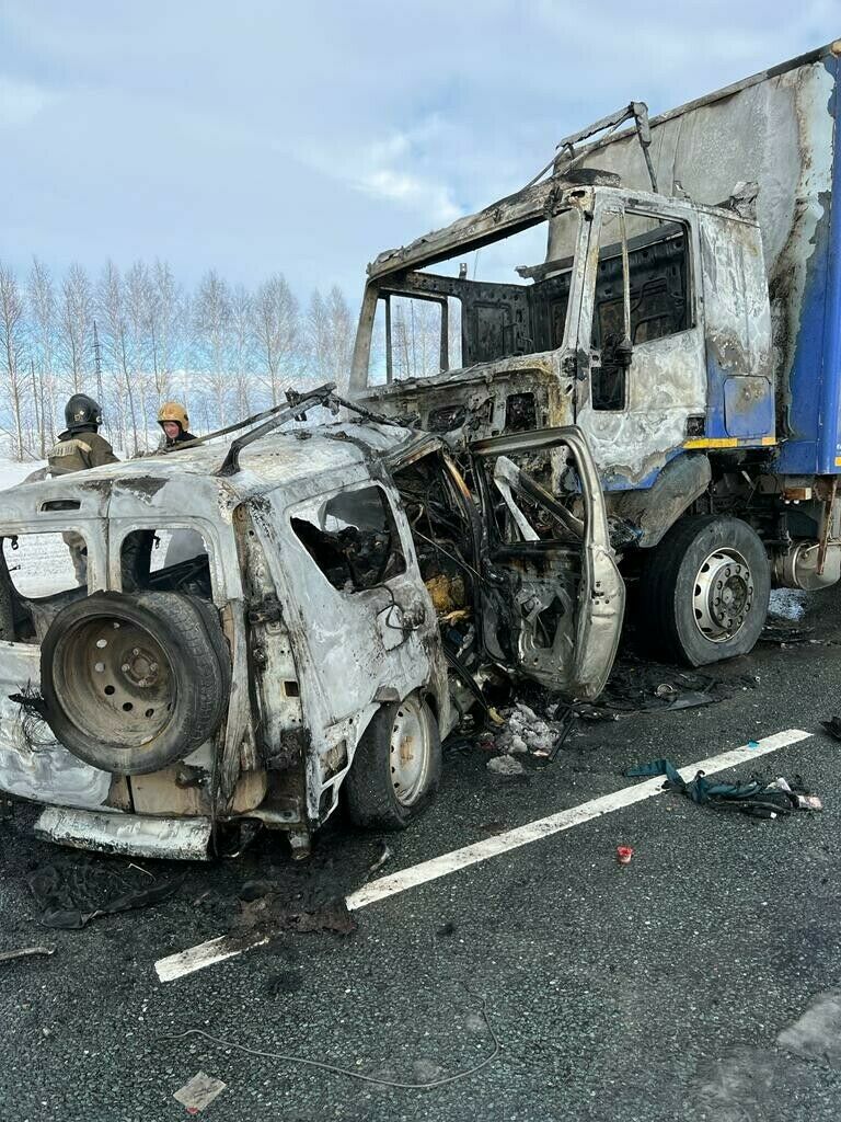 Умер единственный выживший в сгоревшей легковушке после ДТП с грузовиком в Татарстане