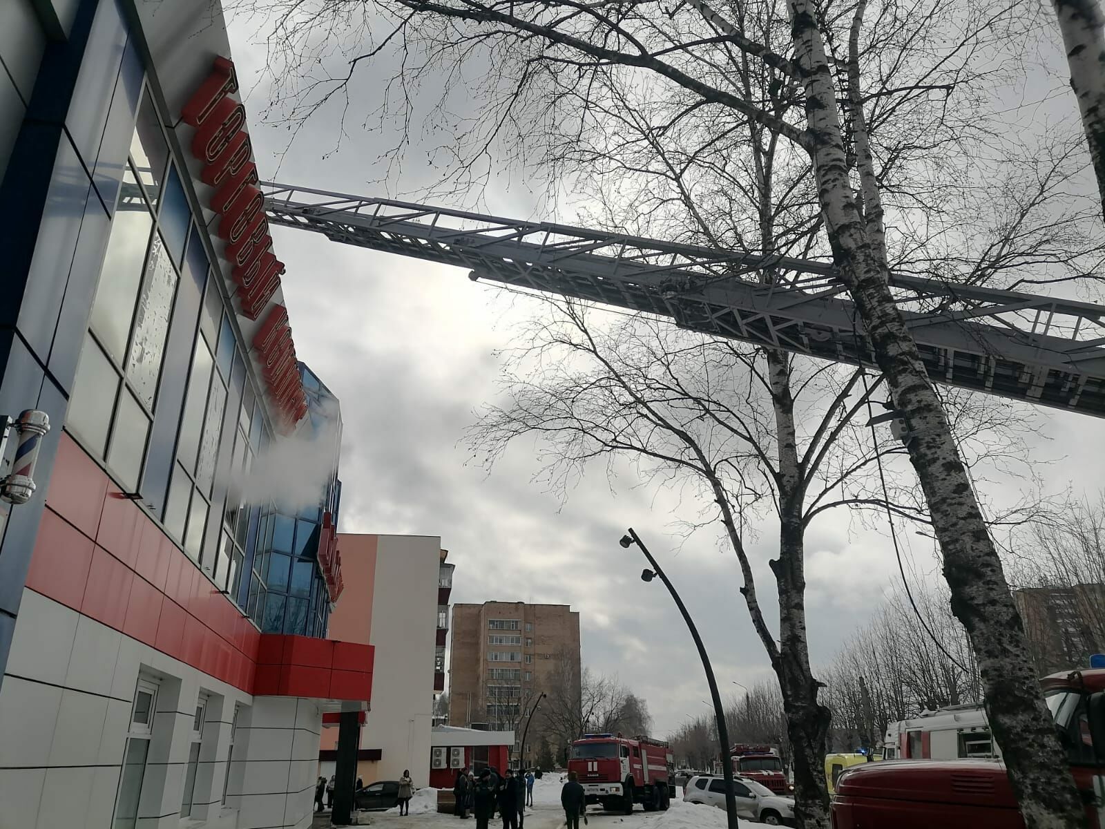 Из-за задымления из нижнекамского ТЦ «Алмаз» эвакуировались 15 человек