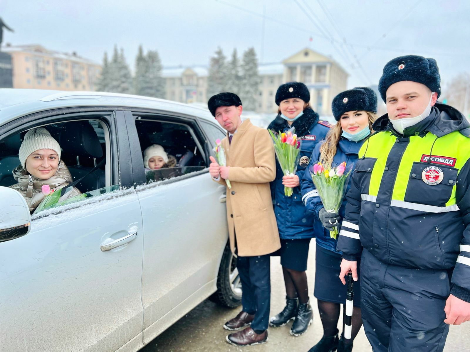 В Альметьевске сотрудники ГИБДД поздравили автоледи с праздником и вручили тюльпаны