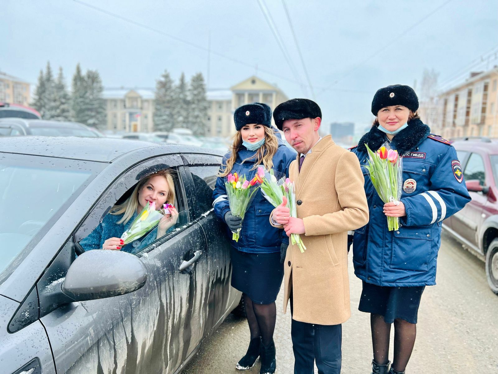 В Альметьевске сотрудники ГИБДД поздравили автоледи с праздником и вручили тюльпаны
