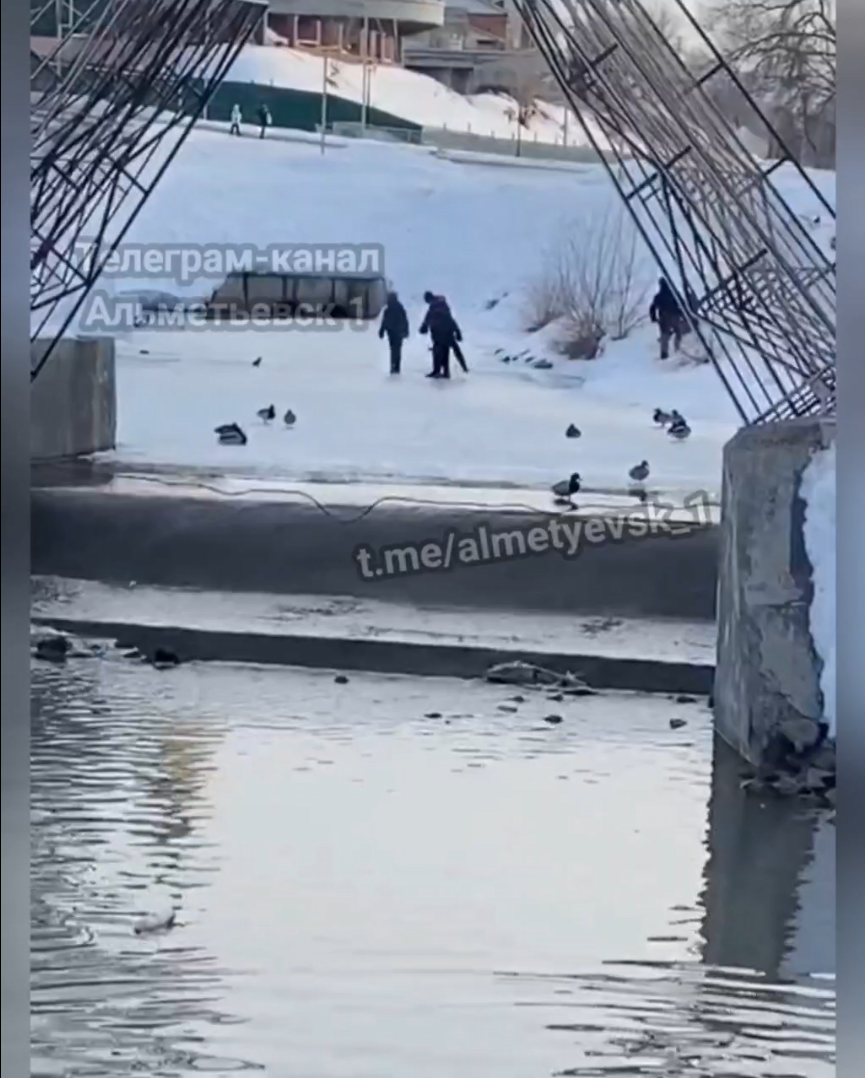В Альметьевске заметили подростков, ходящих по льду