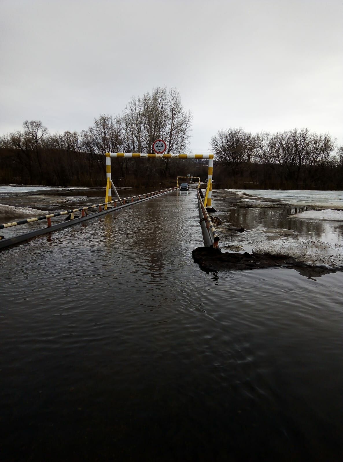 Паводковыми водами на реке Ик подтоплен мост