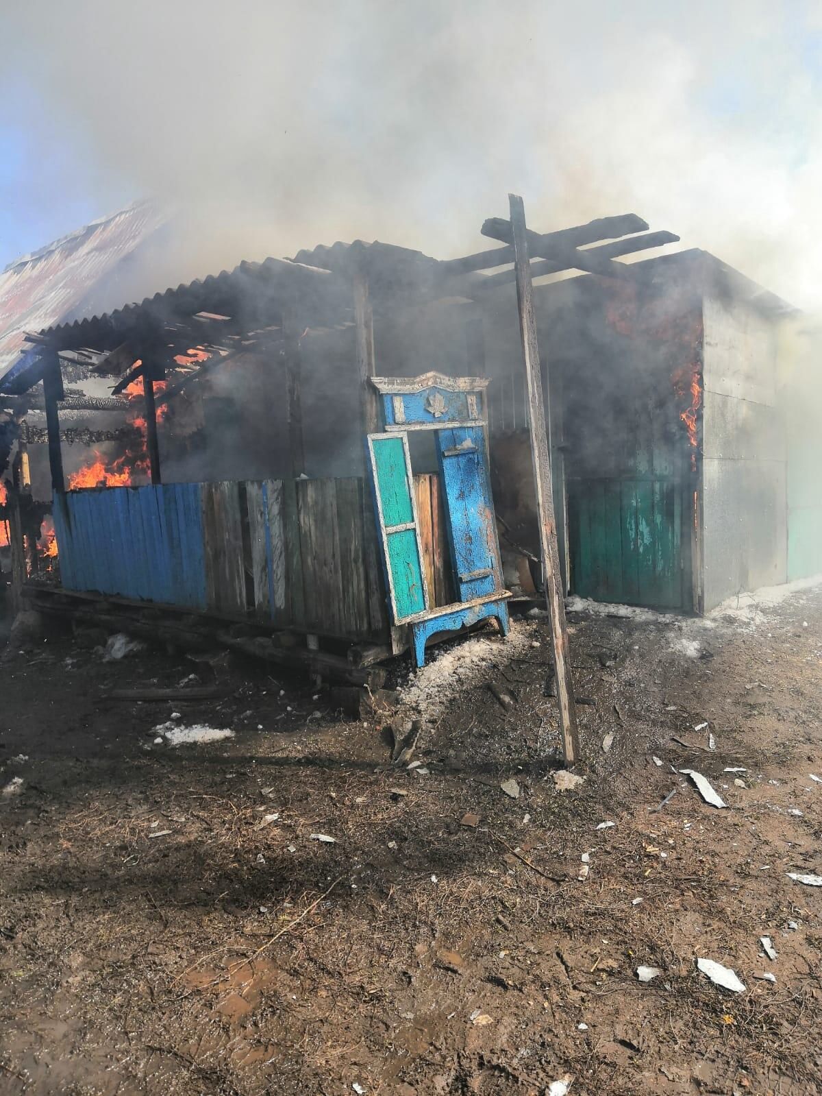 В Альметьевском районе огонь уничтожил баню и сарай