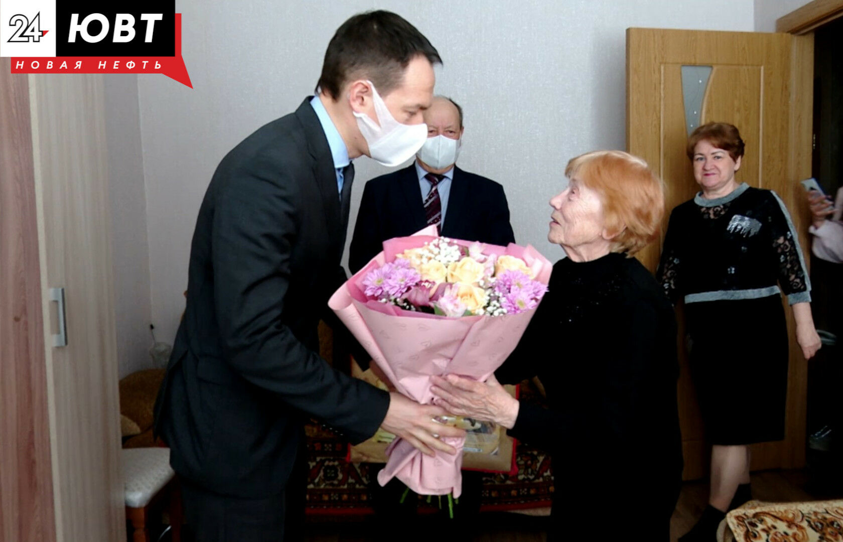 В Альметьевске в Международный день освобождения узников навестили пенсионеров