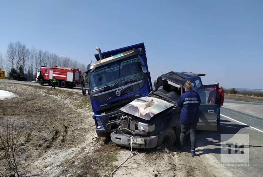 В Татарстане в ДТП с самосвалом погиб пассажир внедорожника