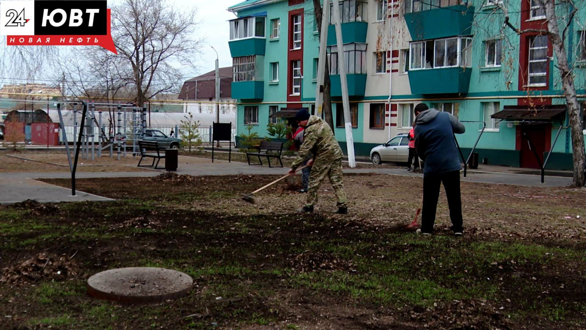 Не стали ждать общий субботник: инициативные жители Альметьевска вышли на уборку