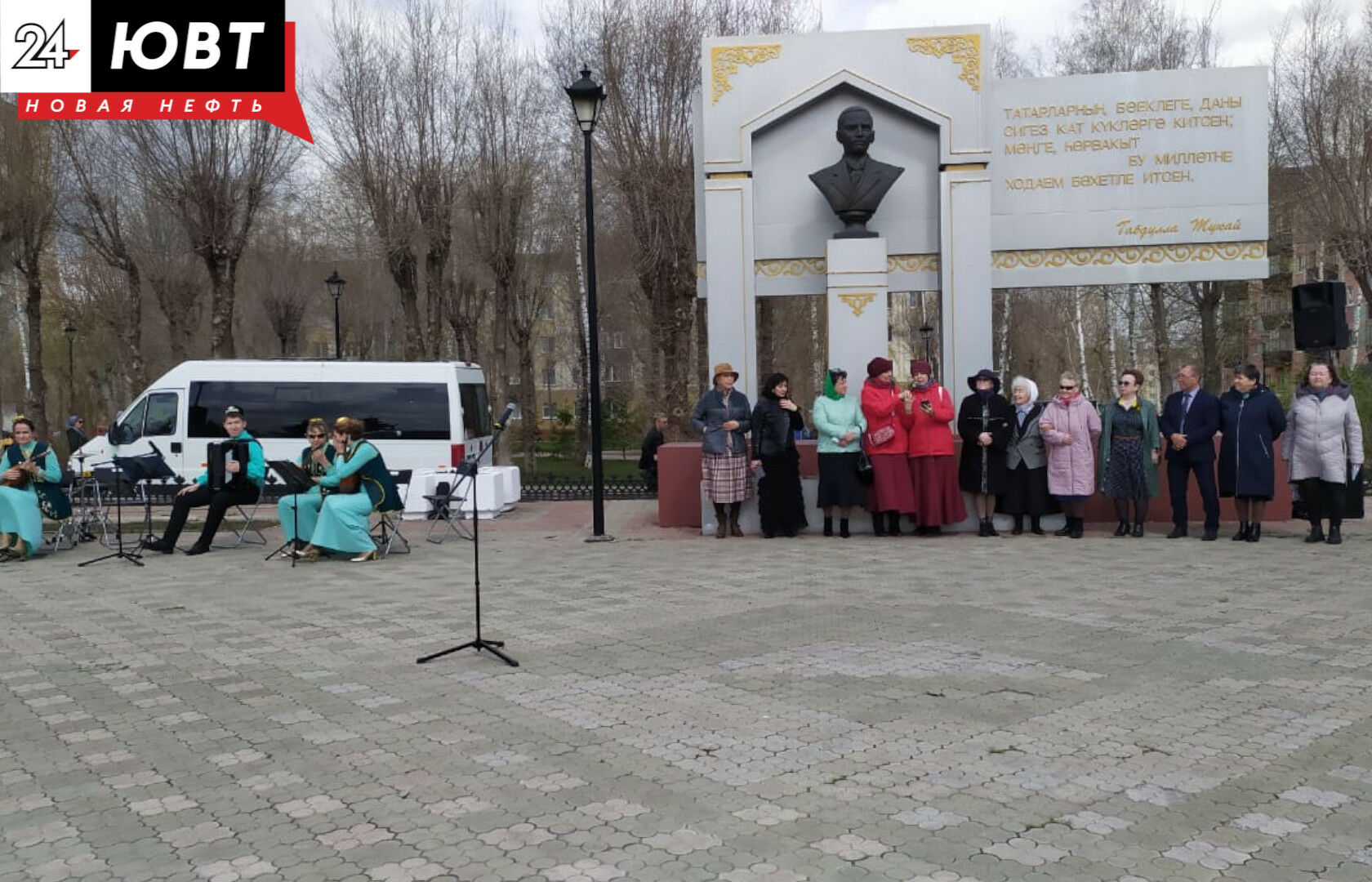 В День родного языка у памятника Габдуллы Тукая в Альметьевске проходит праздник поэзии