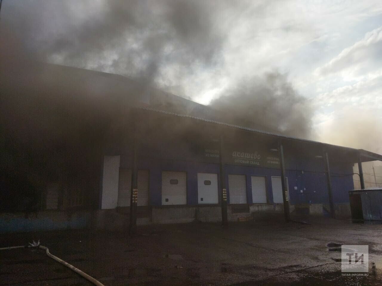 В Казани загорелся склад